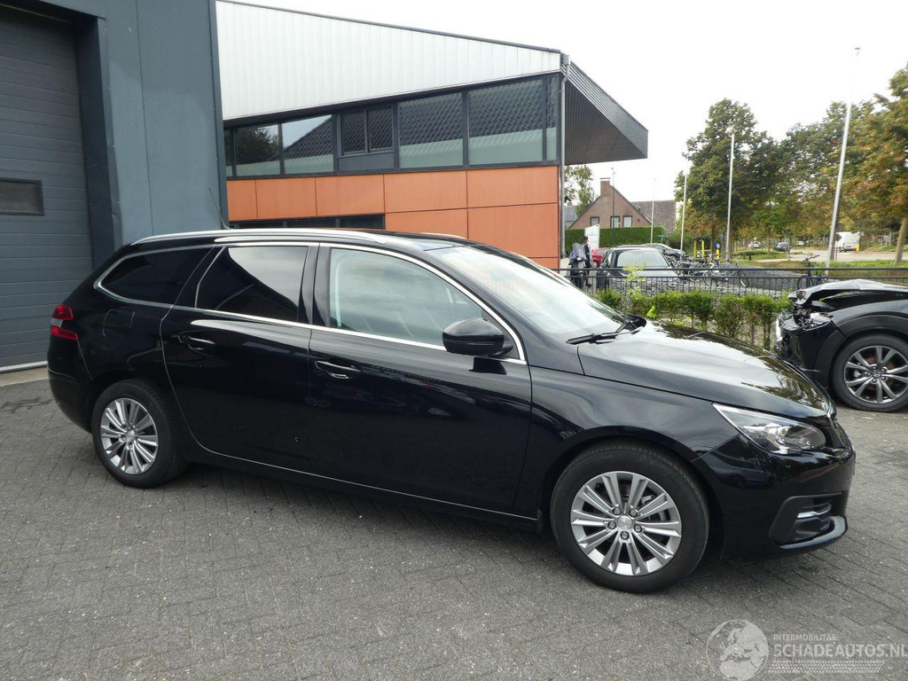 Peugeot 308 SW 1.2 96KW Blue Lease Premium PANORAMA CLIMA NAVI 31767021-4.jpg | Lunenburg Auto’s