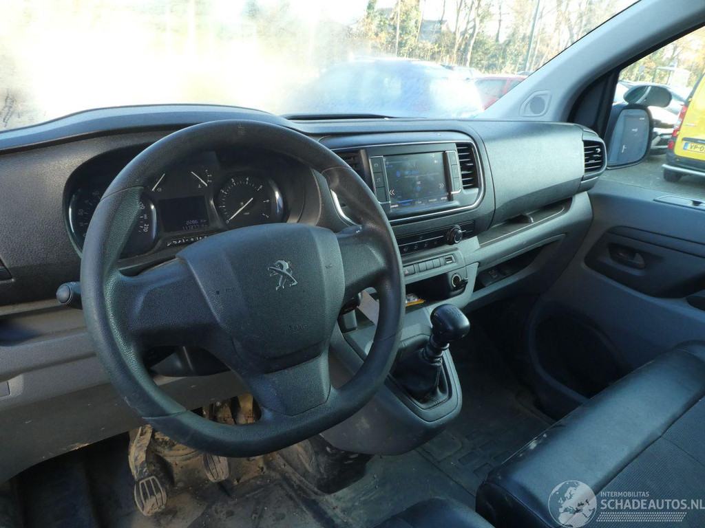 Peugeot Expert 1.5 BlueHDI 100 Compact Premium Airco 3 pers. 32617940-3.jpg | Lunenburg Auto’s