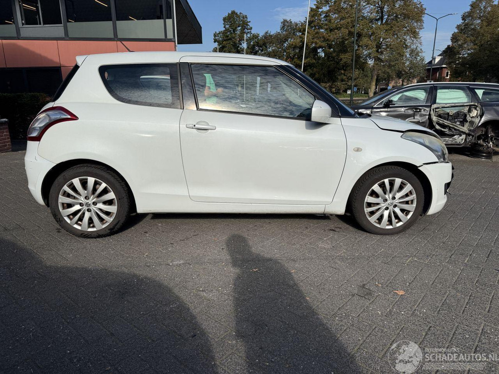 Suzuki Swift 1.2 Exclusive EASSS (Hatchback 3-dr.) 57227291-4.jpg | Lunenburg Auto’s