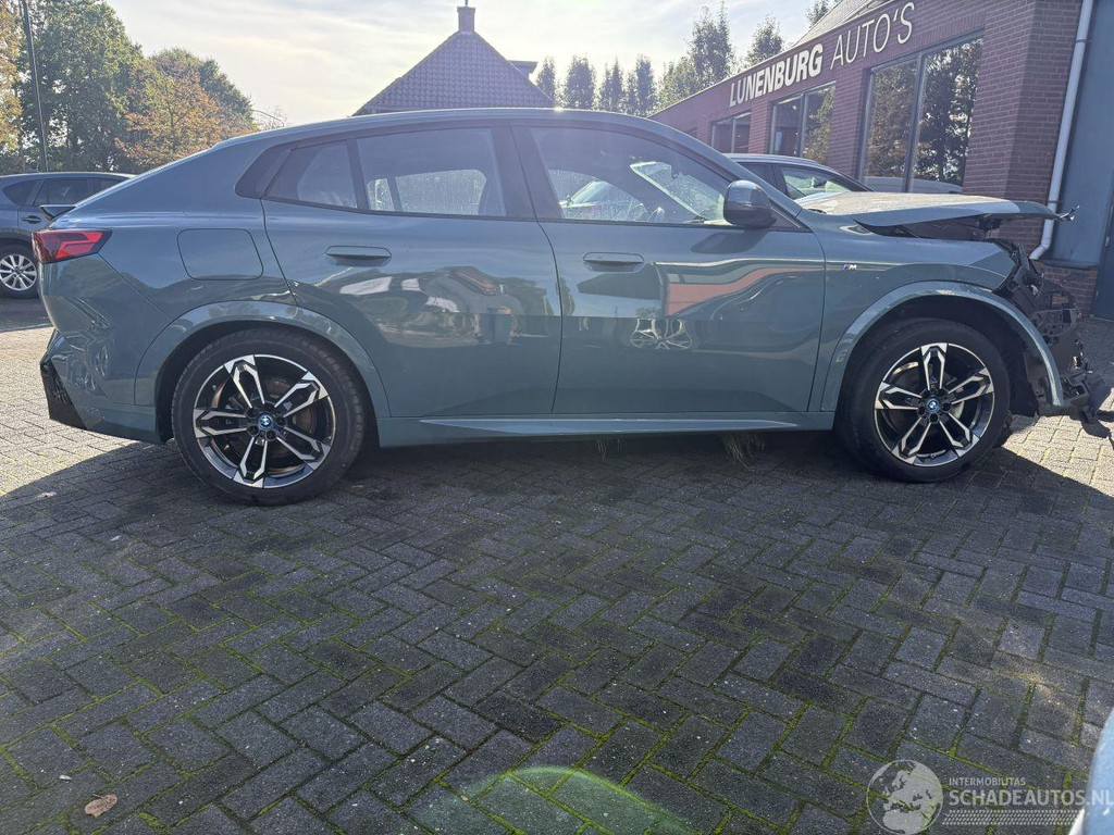 BMW iX2 eDrive20 M-PAKKET 67 kWh (SUV 5-dr.) 57587618-1.jpg | Lunenburg Auto’s
